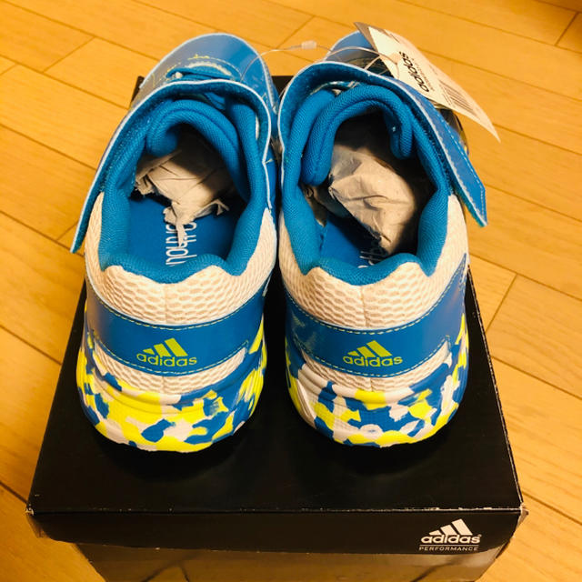 adidas(アディダス)の【匿名配送】アディダスファイト　23cm キッズ/ベビー/マタニティのキッズ靴/シューズ(15cm~)(スニーカー)の商品写真