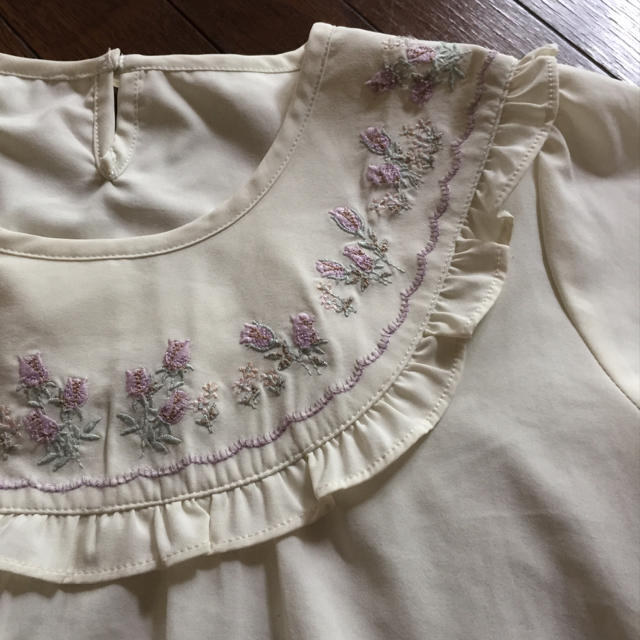 Par Avion(パラビオン)のお花刺繍フリルブラウス レディースのトップス(シャツ/ブラウス(半袖/袖なし))の商品写真