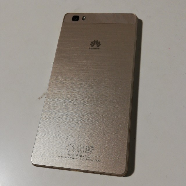 ANDROID(アンドロイド)のちいな様専用　HUAWEI P8lite simフリー ゴールド スマホ/家電/カメラのスマートフォン/携帯電話(スマートフォン本体)の商品写真