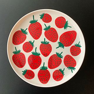 マリメッコ(marimekko)のmarimekko  マリメッコ　マンシッカ　いちご　プレート　新品(食器)