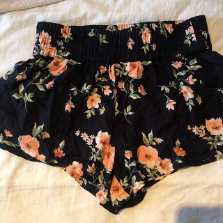 フォーエバートゥエンティーワン(FOREVER 21)の花柄かわいい❣️ショートパンツ　ポケットあり(ショートパンツ)