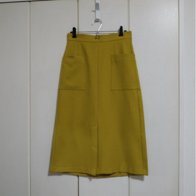 GU(ジーユー)のGU フロントポケットミディスカート イエロー レディースのスカート(ひざ丈スカート)の商品写真