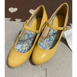 アクシーズファム(axes femme)のaxes femme フラワーエナメルパンプス yellow 新品 ⁎ᵕᴗᵕ⁎(ハイヒール/パンプス)