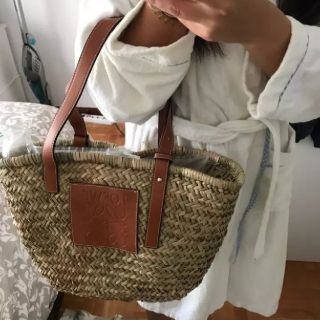 スモール白ロエベ風LOEWE ロゴ入り かごバッグ の通販 by shop++|ラクマ