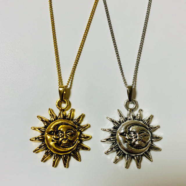 太陽と月　アンティーク　コインネックレス　シルバー　男女兼用　高品質 メンズのアクセサリー(ネックレス)の商品写真