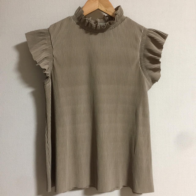 ZARA(ザラ)の新品 ZARA ザラ フリル付きプリーツトップス ブラウス ベージュ S レディースのトップス(シャツ/ブラウス(半袖/袖なし))の商品写真