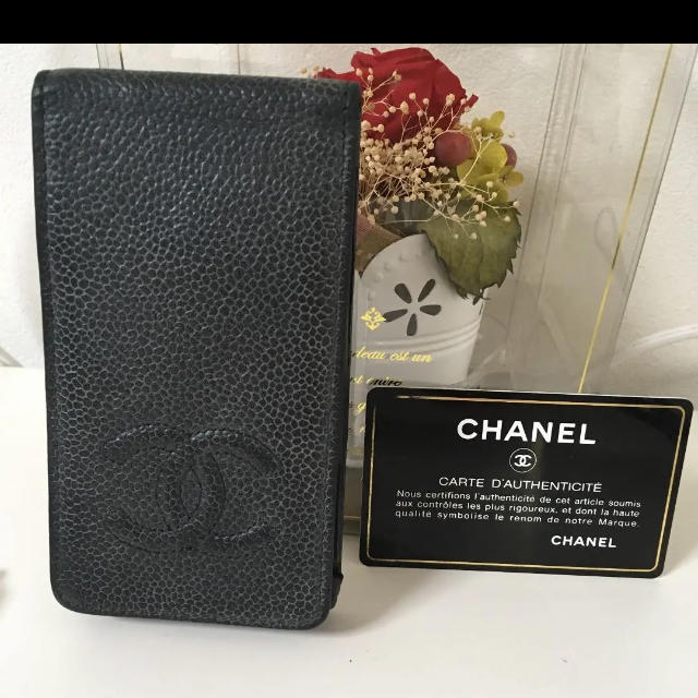 CHANEL(シャネル)のCHANEL i phoneケース 黒キャビアスキン シャネル スマホ/家電/カメラのスマホアクセサリー(iPhoneケース)の商品写真