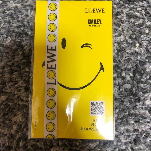 LOEWE(ロエベ)のロエベ　スマイリー　LOEWE 限定　携帯バンド スマホ/家電/カメラのスマホアクセサリー(iPhoneケース)の商品写真