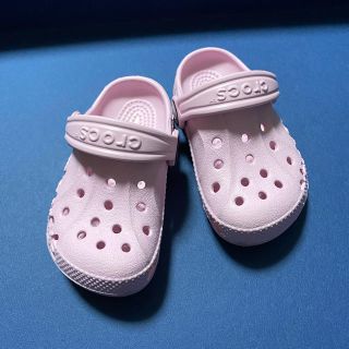 クロックス(crocs)の★すのこ様専用　クロックス　サンダル　ピンク　12-13cm(サンダル)