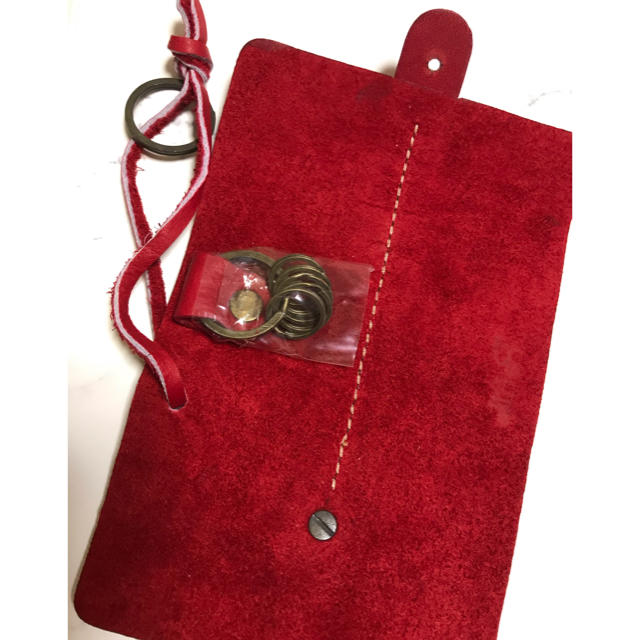 ☆新品未使用　革　キーケース　赤色　レザー　レッド レディースのファッション小物(キーケース)の商品写真