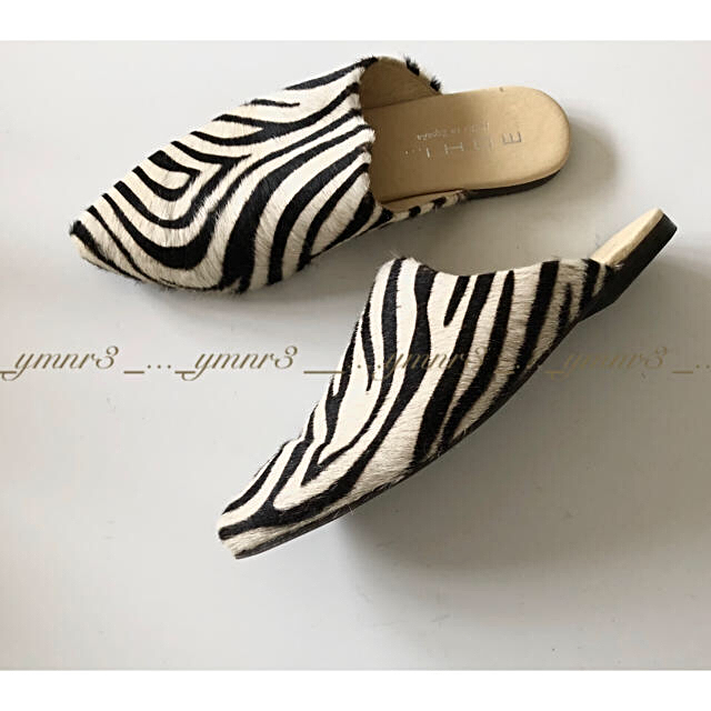 DEUXIEME CLASSE(ドゥーズィエムクラス)のモヒ ゼブラ柄ハラコサンダル MOHI PONY ZEBRA Babouche  レディースの靴/シューズ(スリッポン/モカシン)の商品写真