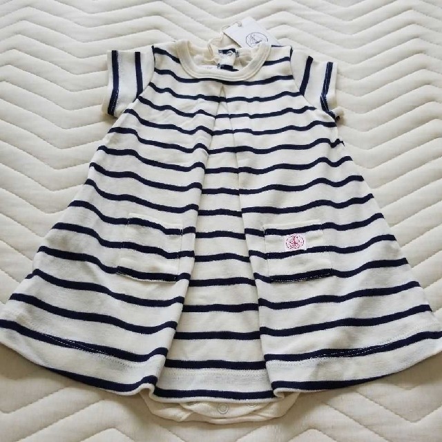 PETIT BATEAU(プチバトー)のPETIT BATEAU プチバトー ロンパース ワンピース ボーダー キッズ/ベビー/マタニティのベビー服(~85cm)(ロンパース)の商品写真