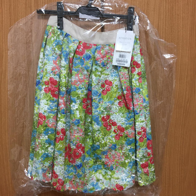 Bon mercerie(ボンメルスリー)のボンメルスリー　新品　スカート　キレイめ　36  s サイズ レディースのスカート(ひざ丈スカート)の商品写真