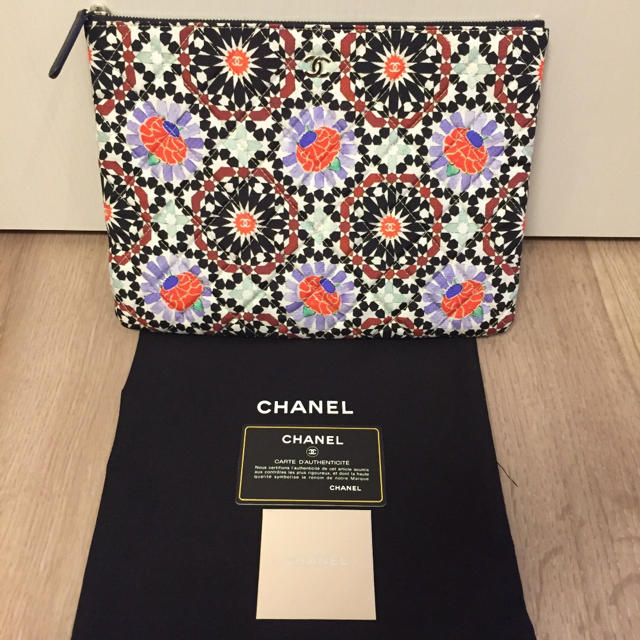 CHANEL(シャネル)の☆ 新品未使用！！ CHANEL クラッチバック  アラベスク柄☆ レディースのバッグ(クラッチバッグ)の商品写真