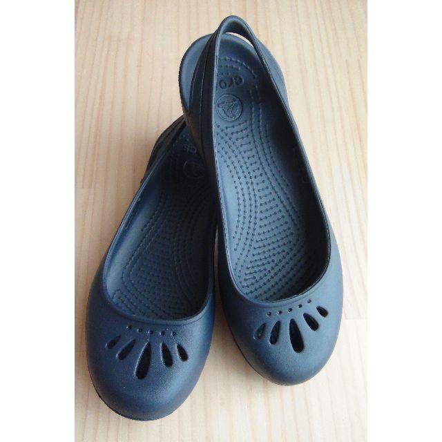 crocs(クロックス)の【美品】クロックス　レディース　W7（23～23.5）紺　 レディースの靴/シューズ(バレエシューズ)の商品写真