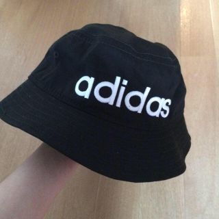 アディダス(adidas)のadidas ハット ブラック 美品(ハット)