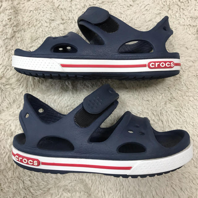 crocs(クロックス)のcrocs サンダル　16.5cm ネイビー キッズ/ベビー/マタニティのキッズ靴/シューズ(15cm~)(サンダル)の商品写真