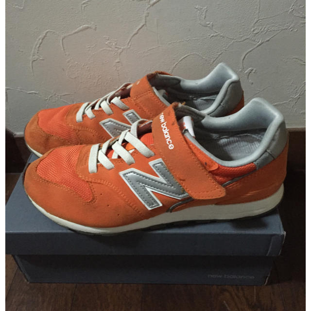 New Balance(ニューバランス)のキッズスニーカー   ニューバランス   24cm・中古品 キッズ/ベビー/マタニティのキッズ靴/シューズ(15cm~)(スニーカー)の商品写真