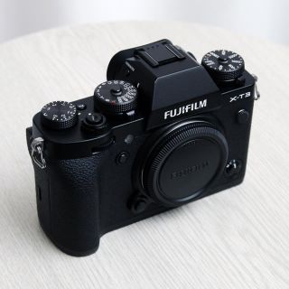 フジフイルム(富士フイルム)の【美品】X-T3 ボディ [ブラック] FUJIFILM 【保証書有】(デジタル一眼)