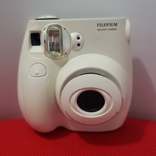 富士フイルム(フジフイルム)のチェキ instax mini 7S ホワイト富士フィルム　中古 スマホ/家電/カメラのカメラ(フィルムカメラ)の商品写真