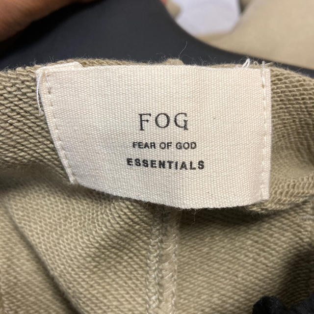 FEAR OF GOD(フィアオブゴッド)のfog ESSENTIALS ロングパンツ メンズのパンツ(ワークパンツ/カーゴパンツ)の商品写真