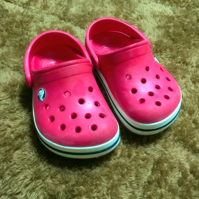 crocs(クロックス)の【crocs】キッズサンダル 赤 キッズ/ベビー/マタニティのベビー靴/シューズ(~14cm)(その他)の商品写真