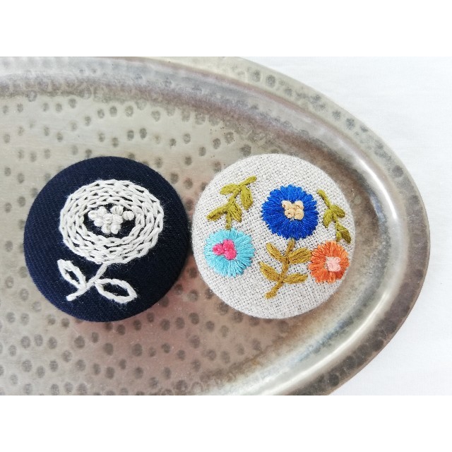 no.335  お花の刺繍のくるみボタン ハンドメイドのアクセサリー(コサージュ/ブローチ)の商品写真