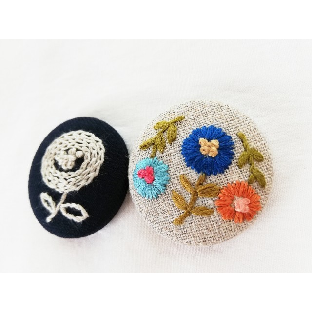 no.335  お花の刺繍のくるみボタン ハンドメイドのアクセサリー(コサージュ/ブローチ)の商品写真