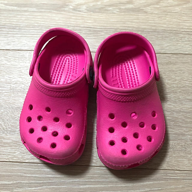 crocs(クロックス)のクロックス Classic Kids 女の子（ピンク） キッズ/ベビー/マタニティのベビー靴/シューズ(~14cm)(サンダル)の商品写真