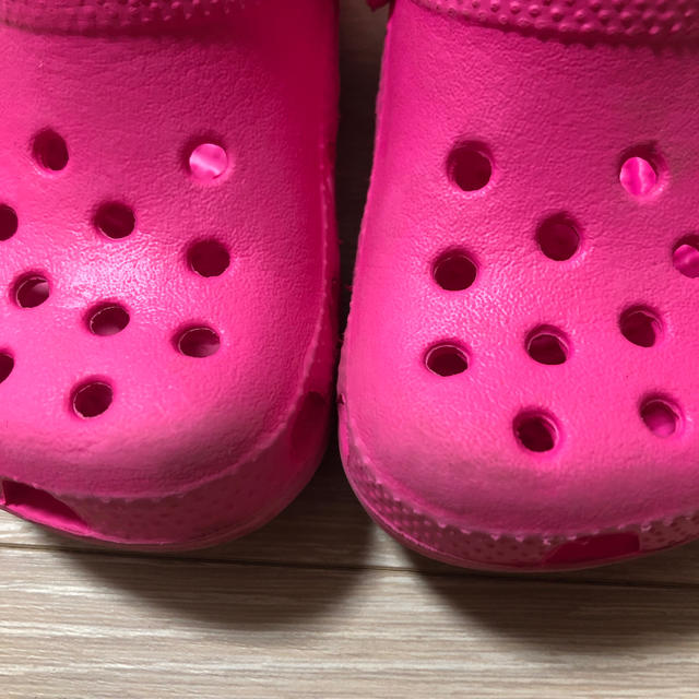 crocs(クロックス)のクロックス Classic Kids 女の子（ピンク） キッズ/ベビー/マタニティのベビー靴/シューズ(~14cm)(サンダル)の商品写真