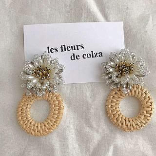 アリシアスタン(ALEXIA STAM)のWhite flower×beige rattan pierce/earring(ピアス)