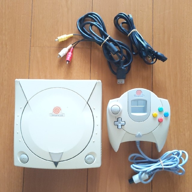 SEGA(セガ)の【dreamcast】本体/コントローラ/付属コード2本 エンタメ/ホビーのゲームソフト/ゲーム機本体(家庭用ゲーム機本体)の商品写真