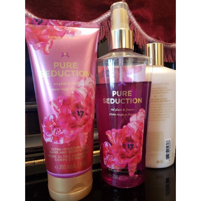 Victoria's Secret(ヴィクトリアズシークレット)のVictoria's secret pure seduction ボディミスト4 コスメ/美容の香水(香水(女性用))の商品写真