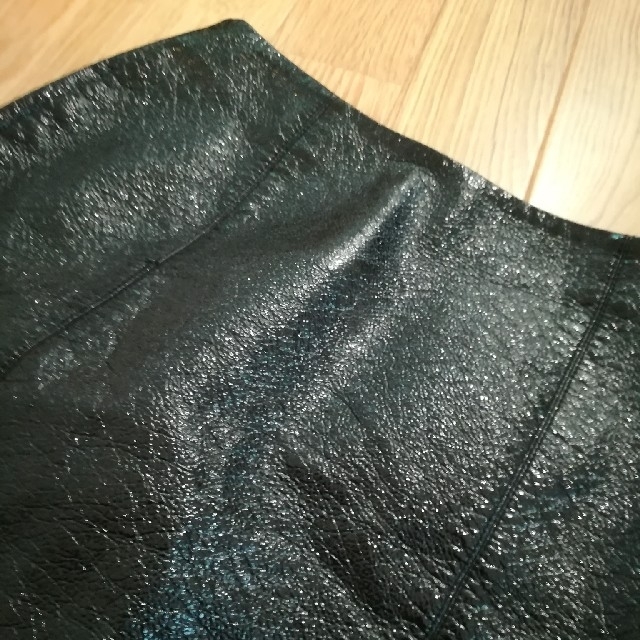 H&M(エイチアンドエム)のH&M フェイクレザースカート Mブラック　膝上丈 コスプレ　衣装 36 レディースのスカート(ひざ丈スカート)の商品写真