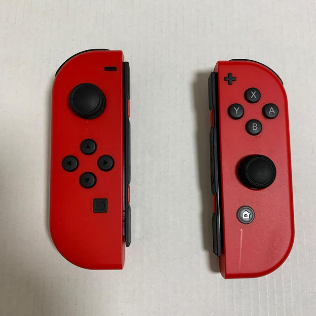 Nintendo Switch(ニンテンドースイッチ)の【超美品】Nintendo Switch コントローラー赤赤 エンタメ/ホビーのゲームソフト/ゲーム機本体(家庭用ゲーム機本体)の商品写真