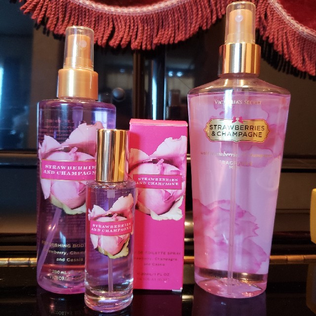 Victoria's Secret(ヴィクトリアズシークレット)のVictoria's secret strawberry ストロベリーシャンパン コスメ/美容の香水(香水(女性用))の商品写真