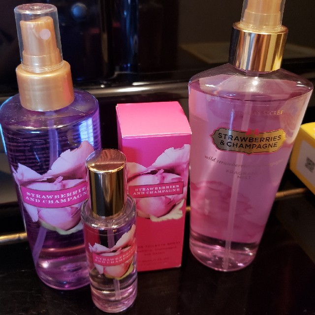 Victoria's Secret(ヴィクトリアズシークレット)のVictoria's secret strawberry ストロベリーシャンパン コスメ/美容の香水(香水(女性用))の商品写真