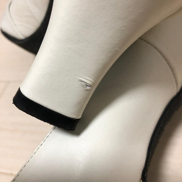 白　パンプス　24.5 レディースの靴/シューズ(ハイヒール/パンプス)の商品写真
