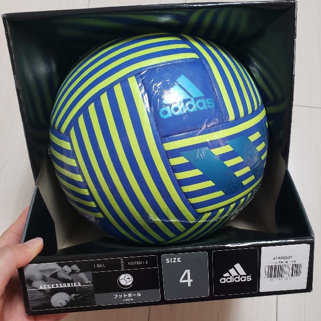 adidas(アディダス)の★残りわずか★アディダス サッカーボール 4号 小学生用 ブルー スポーツ/アウトドアのサッカー/フットサル(ボール)の商品写真