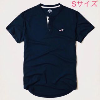 ホリスター(Hollister)の★Hollister 大人気のメンズ定番ヘンリーネックアイコン半袖Tシャツ　紺色(Tシャツ/カットソー(半袖/袖なし))