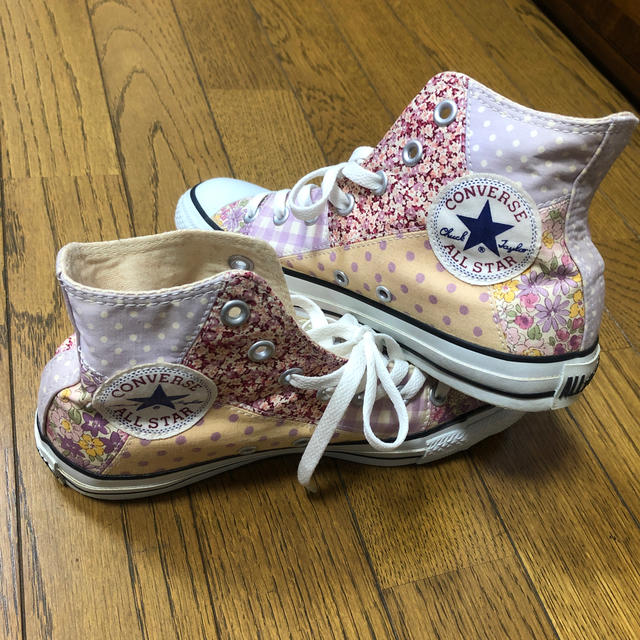 CONVERSE(コンバース)のコンバース　ハイカット　シューズ　花柄 レディースの靴/シューズ(スニーカー)の商品写真