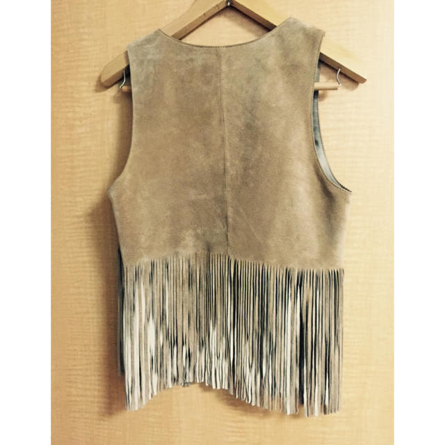 JOURNAL STANDARD(ジャーナルスタンダード)のfringe vest 豚革 ベージュ  レディースのトップス(ベスト/ジレ)の商品写真