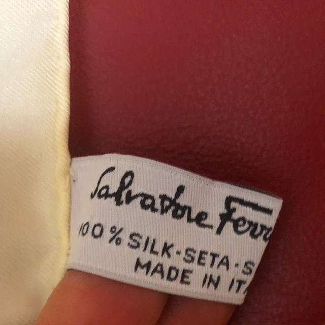 Salvatore Ferragamo(サルヴァトーレフェラガモ)のフェラガモ　シルク　スカーフ　未使用 レディースのファッション小物(バンダナ/スカーフ)の商品写真