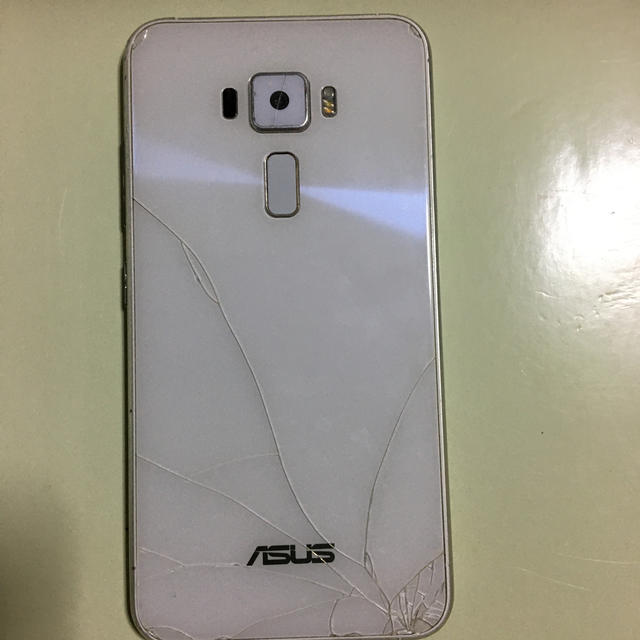 ASUS(エイスース)のZenFone 3（ZE520KL) スマホ/家電/カメラのスマートフォン/携帯電話(スマートフォン本体)の商品写真