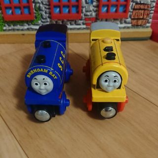 フィッシャープライス(Fisher-Price)の木製トーマス  ビルとベン(電車のおもちゃ/車)