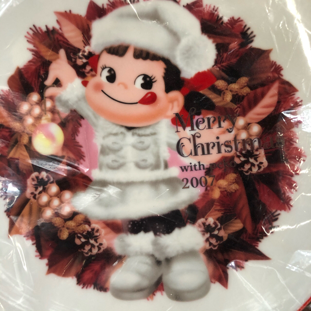 不二家(フジヤ)の匿名配送  新品 ペコちゃんケーキ皿5枚セット 2007Xmasバージョン インテリア/住まい/日用品のキッチン/食器(食器)の商品写真