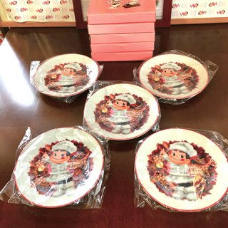 フジヤ(不二家)の匿名配送  新品 ペコちゃんケーキ皿5枚セット 2007Xmasバージョン(食器)