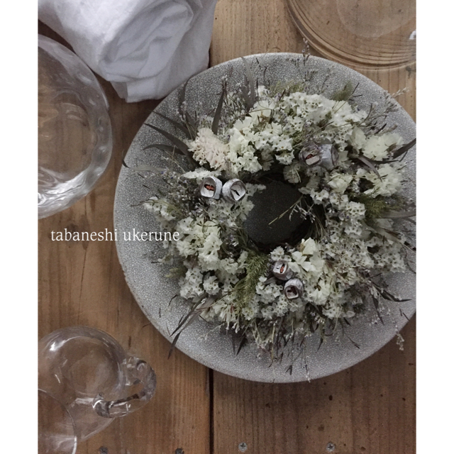 ユーカリテトラゴナや白い小花を丁寧に紡いだ シンプルなリース ドライフラワー