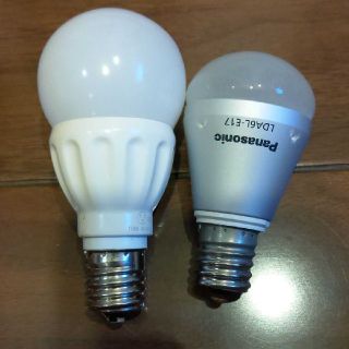 LED電球2個とE26からE17の変換アダプター1個(蛍光灯/電球)