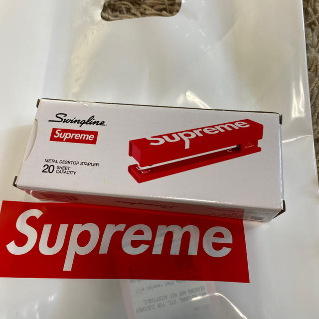 Supreme(シュプリーム)のSupreme®/Swingline® Stapler ホッチキス ハンドメイドの文具/ステーショナリー(その他)の商品写真